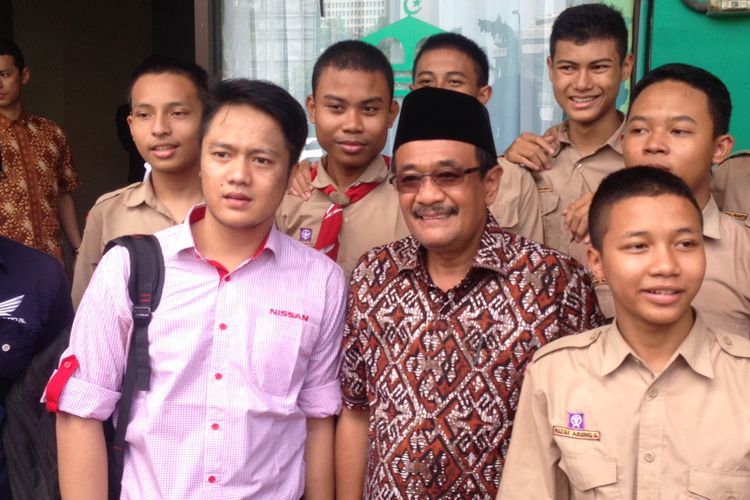 Wagub DKI Jakarta Djarot Saiful Hidayat berswafoto dengan warga Kota Semarang seusai shalat Jumat di Masjid Baiturrahman Semarang, Jumat (3/3/2017)