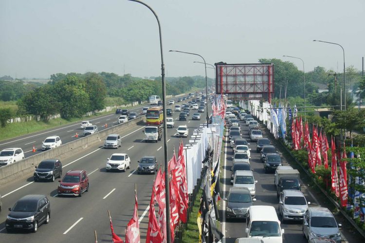 Urai kepadatan pada H-2 lebaran Rabu (13/6/2018), polisi memberlakukan contra flow di km 37 hingga km 66 tol Jakarta-Cikampek. 