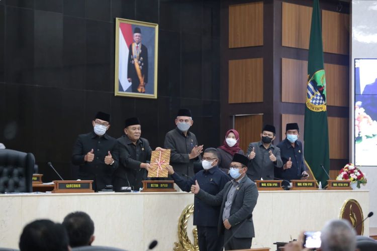 Rapat Parpiurna DPRD Jawa Barat mengesahkan Perda 3 Calon Daerah Otonom Baru (CDOB) Jabar, yakni Tasikmalaya Selatan, Cianjur Selatan dan Garut Utara.