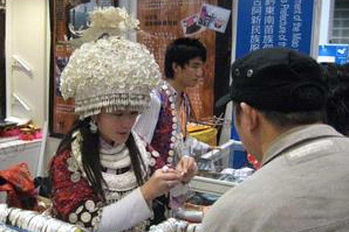 Salah satu booth UKM yang menjadi peserta World SME Expo di Hall 1 Hong Kong Convention and Exhibition Centre pagi ini, Kamis (3/12), yang menjual berbagai perhiasan dari perak dan platina.