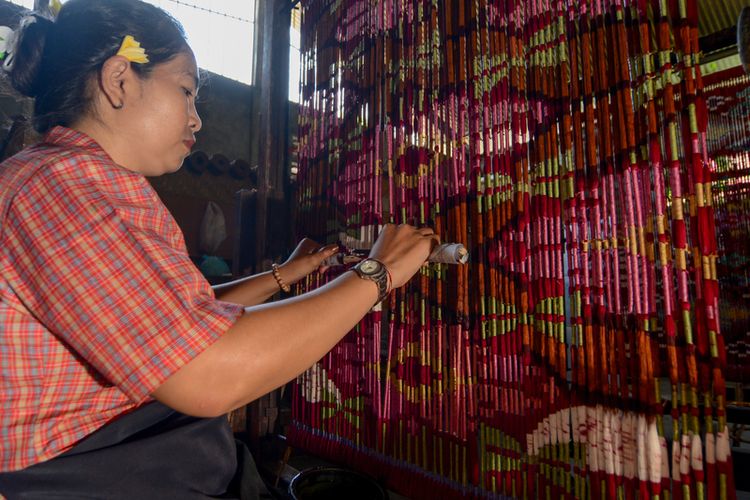 Ilustrasi penenun Bali, perajin tenun Bali. 