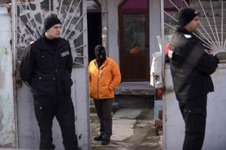 Beberapa anggota kepolisian Bulgaria nampak berjaga di sebuah rumah di pinggiran kota Padzarzhik dalam operasi investigasi dugaan kasus terorisme di negeri itu,