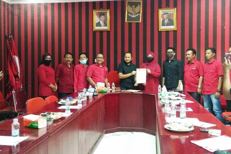 PDI-P menyerahkan surat keputusan dukungan di Pilkada Pandeglang kepada calon petahana Irna Narulita-Tanto W Arban. 