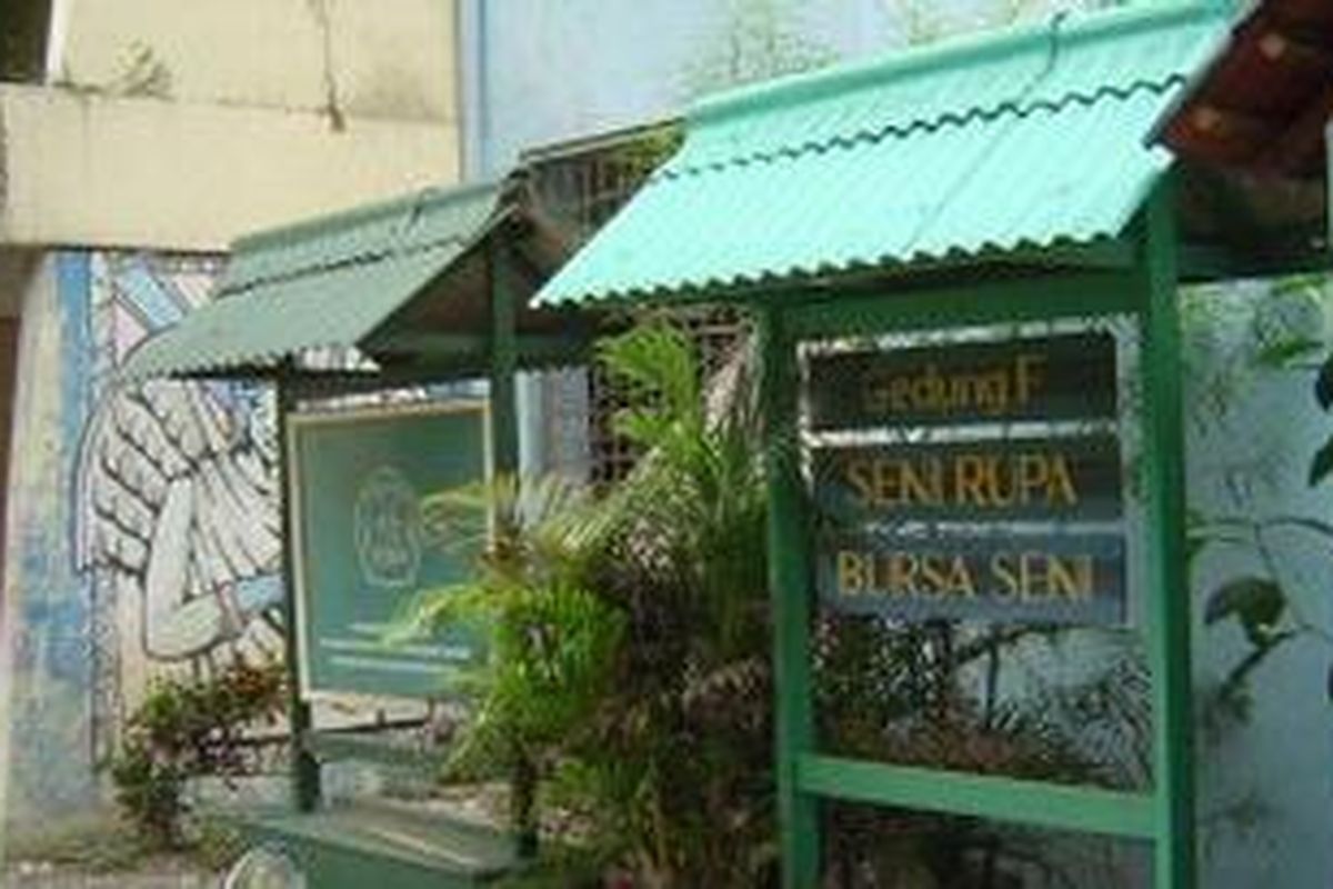 Penerimaan mahasiswa baru di UNJ dibuka melalui lima jalur. Penerimaan lewat jalur mandiri atau Permaba alokasinya sekitar 35 persen dari daya tampung sekitar 4.300-an.