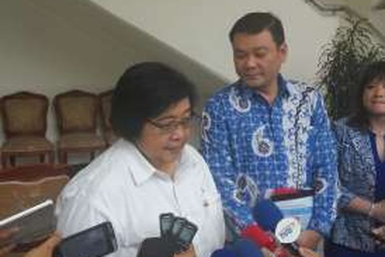 Menteri Lingkungan Hidup dan Kehutanan Siti Nurbaya dan Kepala Badan Restorasi Gambut Nazir Foead usai bertemu Wakil Presiden Jusuf Kalla di Kantor Wapres, Jumat (7/10/2016)