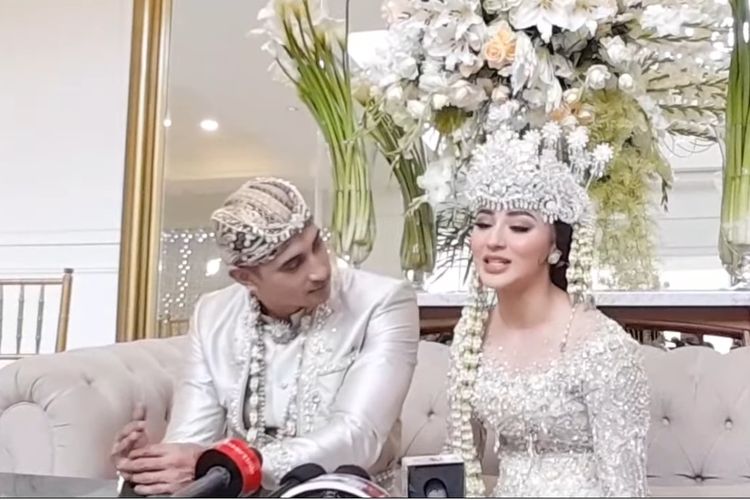 Artis peran Ali Syakieb dan Margin Wieheerm menikah di Bandung, Jawa Barat, Sabtu (6/2/2021).