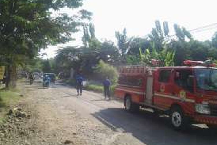 Petugas pemadaman kebakaran menyiramkan air di Jalan Sekopek, Kaliwungu, Kabupaten Kendal, Jawa Tengah, sebelum kedatangan Presiden Joko Widodo ke Desa Plantaran, Kendal, Jumat (17/6/2016).