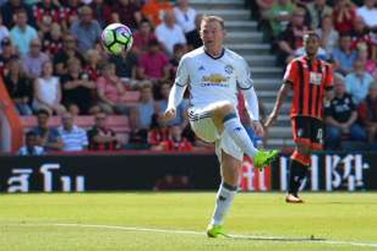 Penyerang Manchester United, Wayne Rooney, menanduk bola ke gawang AFC Bournemouth, dalam laga Premier League di Vitality Stadium, Minggu (14/8/2016).