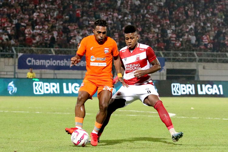 Pemain Borneo FC Terens Puhiri dijaga ketat pemain Madura United Hugo Gomes saat laga leg pertama babak Championship Series Liga 1 2023-2024 yang berakhir dengan skor 1-0 di Stadion Gelora Bangkalan, Rabu (15/5/2024) malam.
