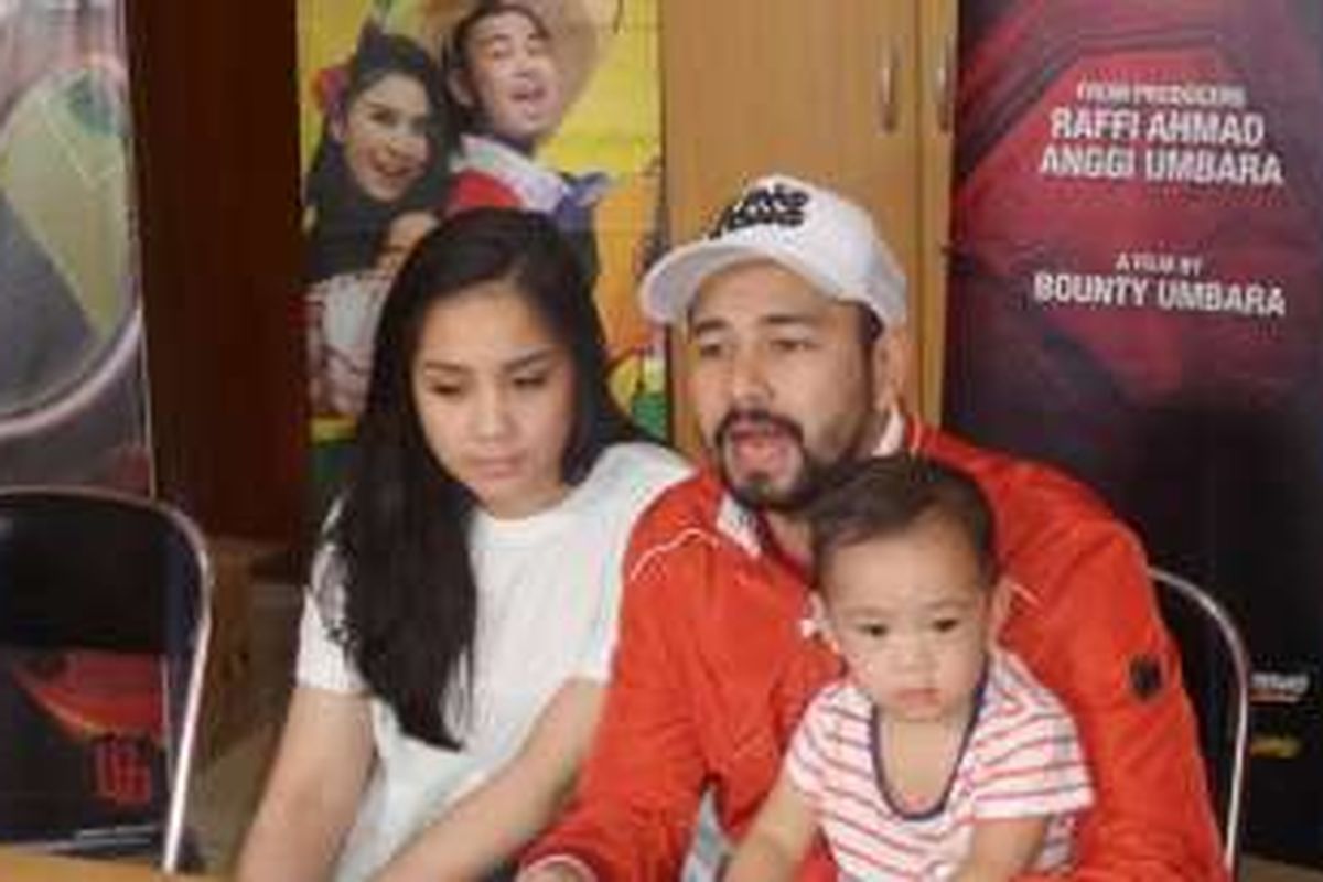 Raffi Ahmad bersama istrinya, Nagita Slavina dan anaknya, Rafathar Malik Ahmad saat menggelar jumpa pers film Rafathar The Movie di Studio Hanggar, Pancoran, Jakarta Selatan, Senin (5/11/2016).