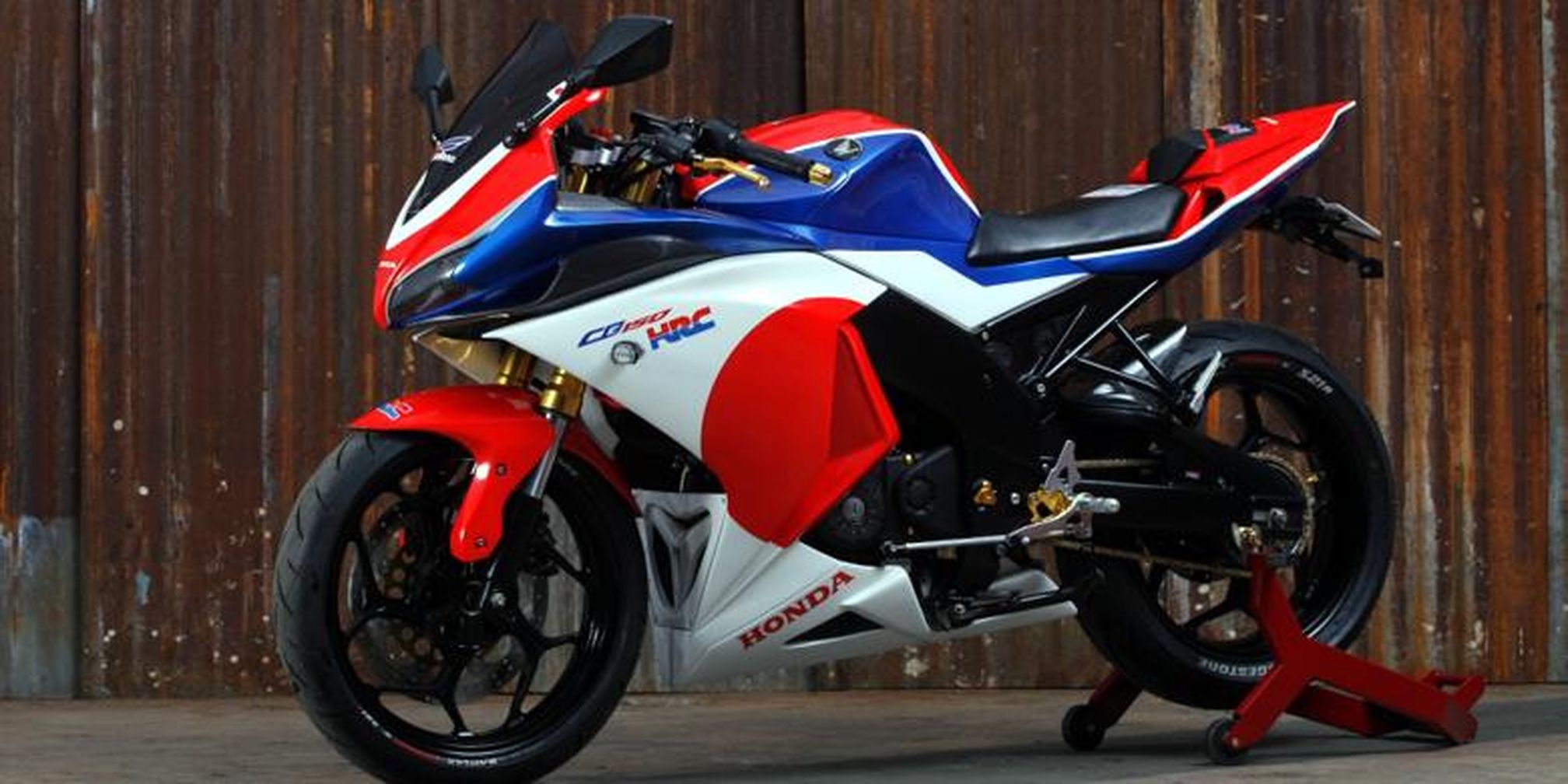 Honda CB150R  dengan Fairing Plug and Play 