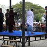 Tertangkap Asyik Main Game Online Chip Domino, 2 Pria Aceh Dihukum Cambuk