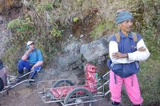 Kisah Sopir Taksi di Jalur Pendakian Gunung Ijen 