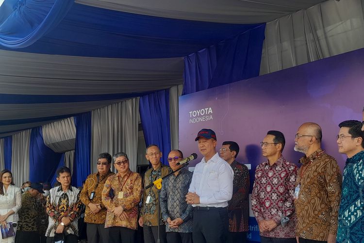 Menteri Perindustrian RI Agus Gumiwang (kemeja putih) saat menghadiri seremoni ekspor perdana Kijang Innova Zenix di PT Toyota Motor Manufacturing Indonesia (TMMIN) Plant 3, Karawang, Jawa Barat.