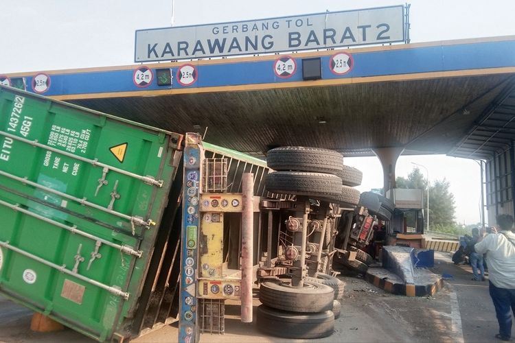 Sebuah truk kontainer terguling dan menghantam gardu Gerbang Tol Karawang Barat 2 arah Karawang, Sabtu (17/7/2021).