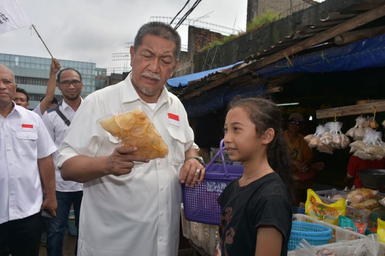 Calon Gubernur Jawa Barat Deddy Mizwar mengobrol dengan Nuning. Nuning merupakan penjual keripik yang tidak bisa melanjutkan sekolah ke SMP karena terbentur biaya.