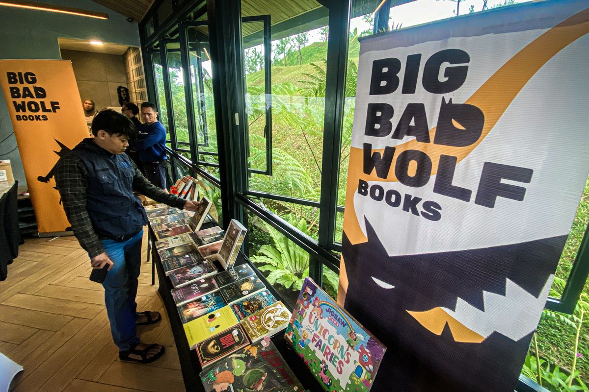 Pegiat literasi Bandung melihat koleksi buku yang dipamerkan dalam book preview Big Bad Wolf 2025 di Parahyangan Convention, Kota Baru Parahyangan, Bandung Barat, Selasa (19/8/2025).