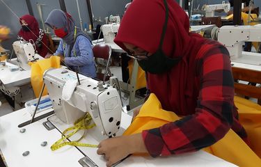 Puluhan Penjahit Ini Rela Kerja Siang Malam Demi APD untuk Tenaga ...