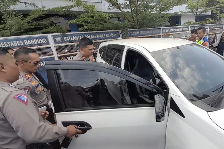 Polisi menetapkan pengendara minibus Daihatsu Sigra No. Pol. D 1321 YCN berinisial RKN (23) yang menyeret sebuah motor RX king di Jalan Dr Djunjunan (Pasteur), sebagai tersangka, Rabu (18/10/2023).