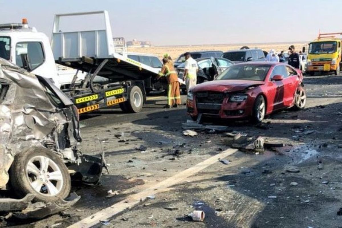 Lebih dari 40 kendaraan terlibat dalam tabrakan beruntun akibat kabut tebal di ruas jalan Shiekh Mohammed bin Rashid di Abu Dhabi, Selasa (6/2/2018).