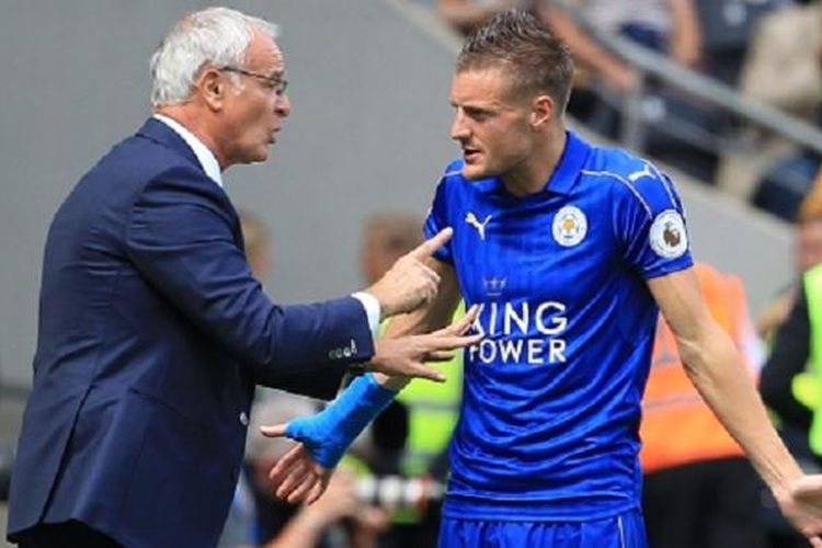 Claudio Ranieri memberi instruksi kepada Jamie Vardy saat Leicester City bertandang ke markas Hull City, Sabtu (13/8/2016). 