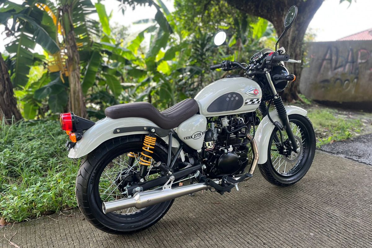 Kawasaki W175 Cafe dengan gaya Bobber Drop Seat buatan Mr. Kuztom Garage