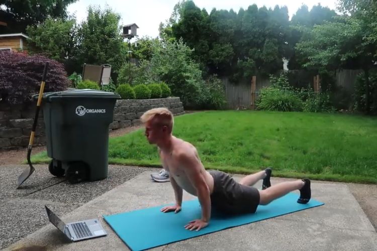 YouTuber Cole Baker mencoba tantangan 30 hari yoga.