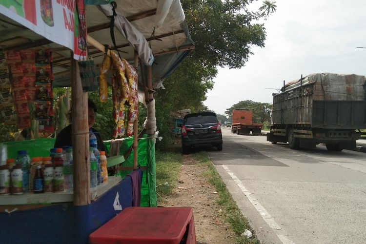 Puluhan warung dagangan berdiri di sepanjang Jalan Lingkar Luar Karawang, Selasa (26/4/2022).