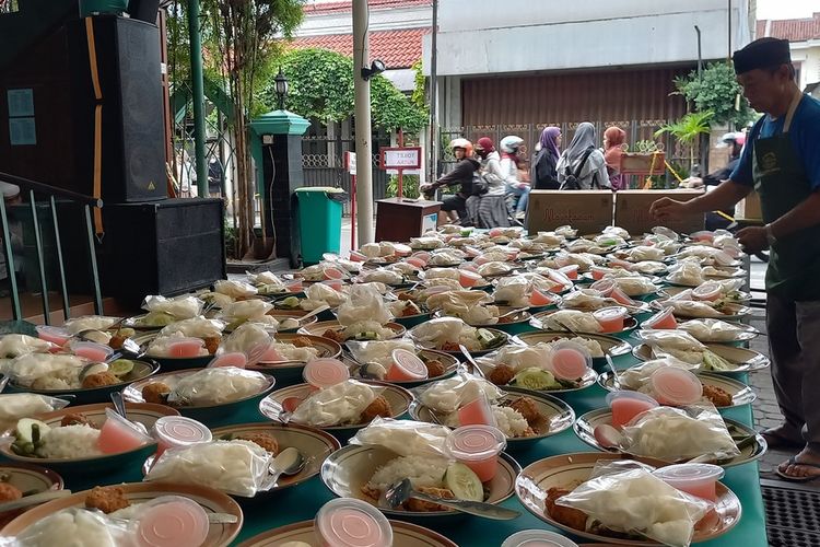 Suasana saat relawan masjid Jogikariyan menyiapkan 3.500 menu takjil, Selasa (12/4/2024)
