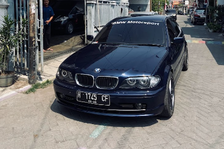 Mobil BMW sedang antre servis di bengkel 