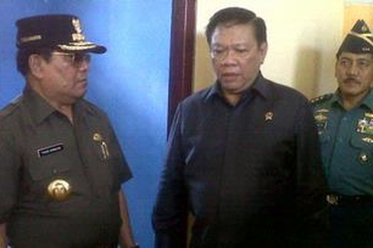 Menteri Koordinator Kesejahteraan Rakyat (Menkokesra) didampingi Gubernur Maluku Utara Thaib Armaiyn saat mengunjungi salah satu rumah warga di Desa Pandanga, Kecamatan Morotai Selatan, Kabupaten Pulau Morotai yang dijadikan sebagai home stay dalam Sail Morotai 2012.