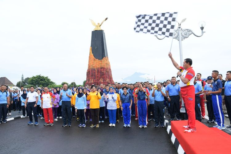 Panglima TNI Laksamana Yudo Margono saat menghadiri acara olahraga bersama di Akademi Angkatan Udara (AAU), Yogyakarta, pada Jumat (27/1/2023). 