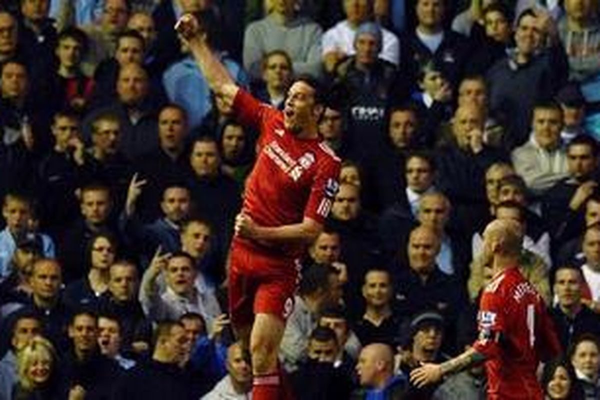 Penyerang Liverpool, Andy Carroll (kiri), merayakan gol pertamanya semenjak dibeli dari Newcastle United, Januari lalu, yaitu pada pertandingan Premier League, melawan Manchester City, Senin (11/4/2011).