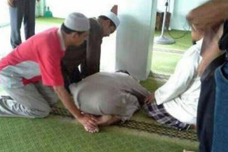 Ilustrasi meninggal dengan duduk bersila di masjid.