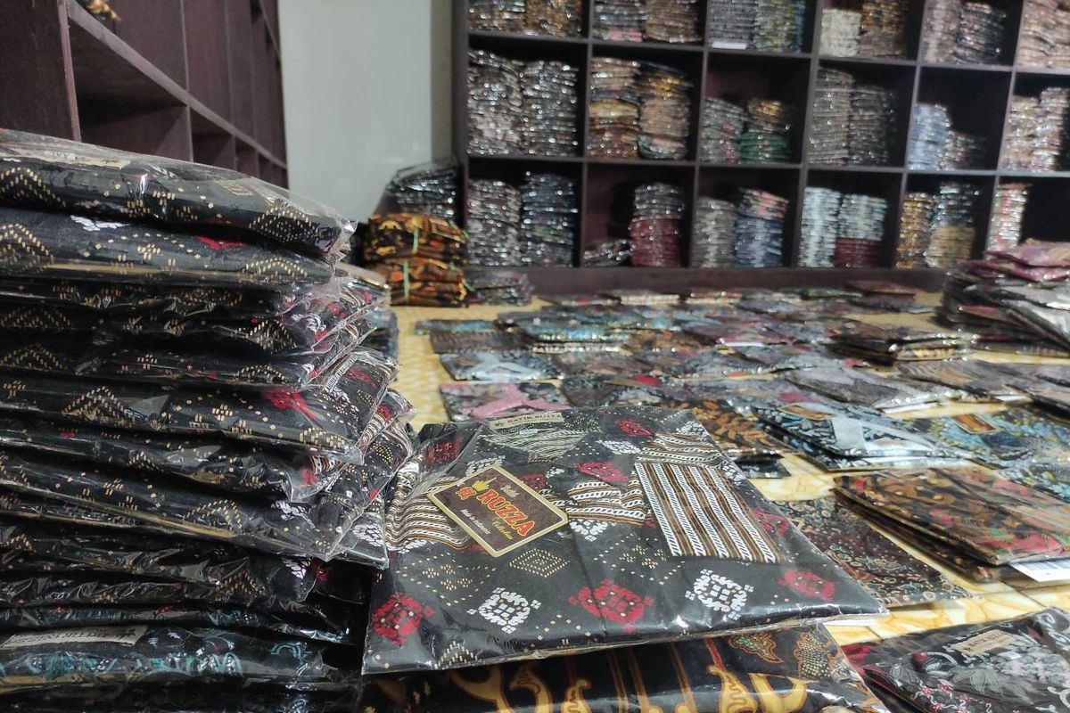 Produk batik dari Toko Batik Ruzza yang ada di Shopee. 