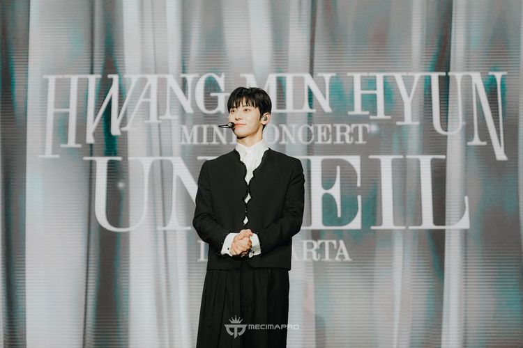 Penyanyi asal Korea Selatan Hwang Min Hyun menggelar mini konser bertajuk UNVEIL di The Kasablanka, Mal Kota Kasablanka, Jakarta Selatan, Sabtu (19/8/2023).