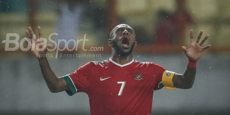 Ekspresi kapten timnas Indonesia, Boaz Solossa saat skuat Garuda menjamu timnas U-23 Suriah dalam laga uji coba di Stadion Wibawa Mukti, Cikarang, Kab. Bekasi, Sabtu (18/11/2017). 