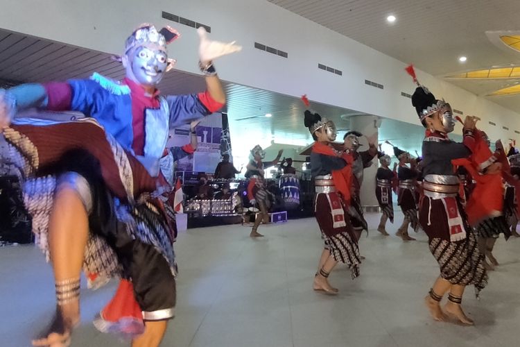 Tarian Gelangprojo 'Soledo Loano' mulai dikenalkan kepada masyarakat di Kawasan Tugu Malioboro Bandara Yogyakarta International Airport (YIA), Senin (29/11/2021).