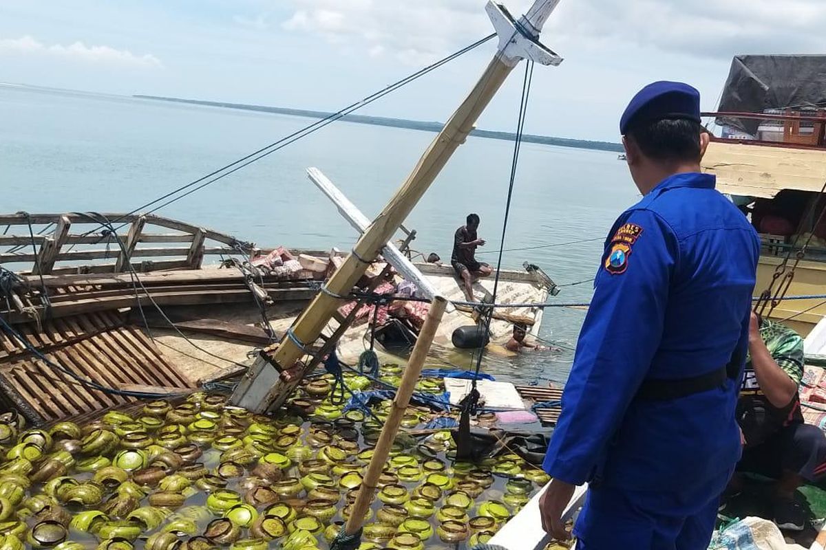 KLM Putra Putri bermuatan sembako hingga 7.800 Elpiji tujuan Kepulauan Kangean, Kabupaten Sumenep, Jawa Timur, karam saat berada di area Pelabuhan Gersik Putih, Kalianget, Sumenep, Selasa (21/3/2023).