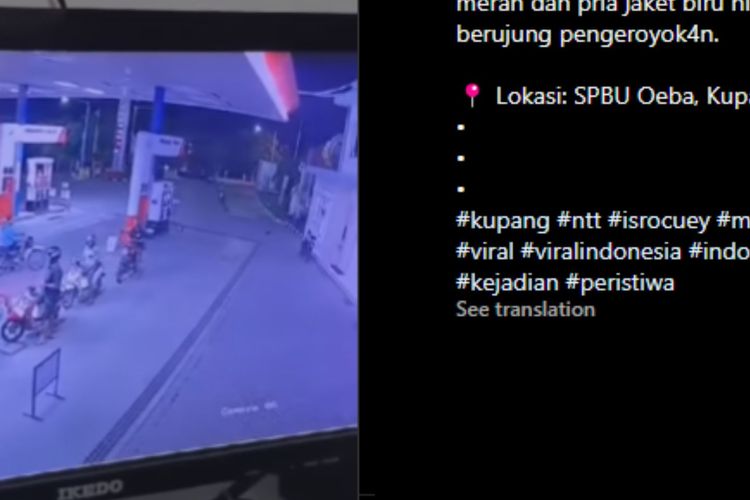 Tangkapan layar video pengendara motor di Kupang, NTT dikeroyok sekelompok ornag gara-gara menyerobot antrean Pertalite.