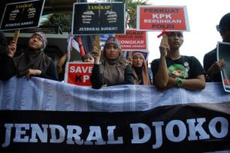Gabungan aktivis, Ormas, dan LSM menggelar aksi unjuk rasa di depan gedung KPK, Jakarta, Jumat (5/10/2012). Mereka menuntut KPK segera menahan Irjen Djoko Susilo atas kasus dugaan korupsi pengadaan simulator SIM.  