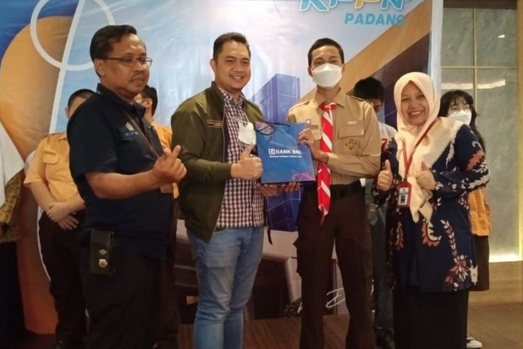 Foto siswa ketika menerima penghargaan pada salah satu lomba 