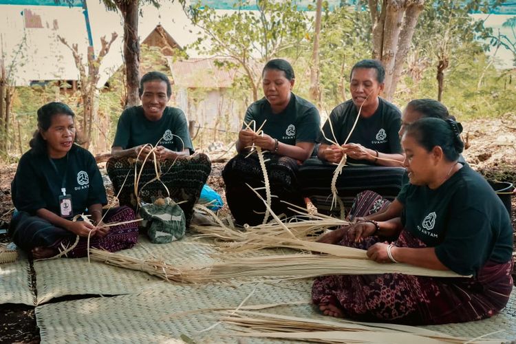 Kementerian Koperasi dan UKM (KemenKopUKM) mengapresiasi perjalanan 10 tahun Du Anyam yang telah berhasil memperkenalkan hasil karya para wirausaha perempuan, khususnya para mama di Larantuka, Flores Timur, Nusa Tenggara Timur (NTT) ke kancah global.