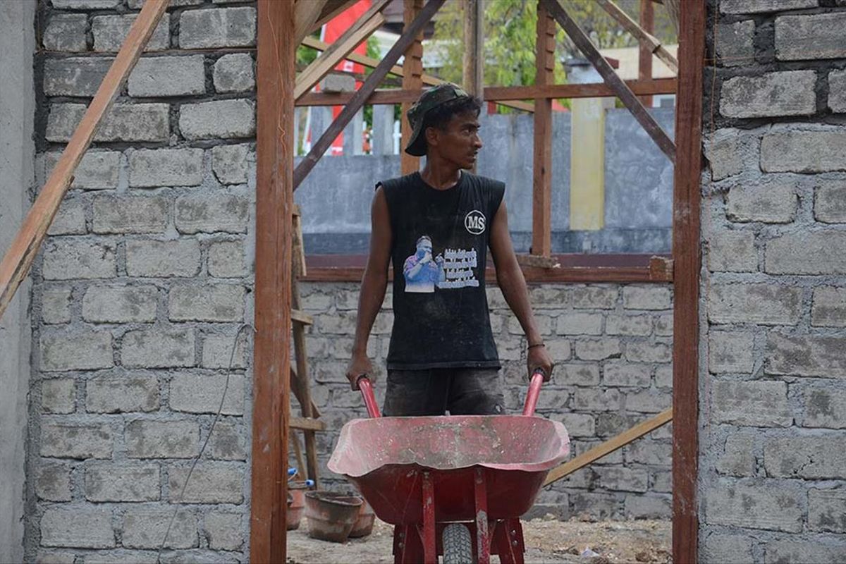 Rafdi Marajabessy, putra ketiga Wakil Walikota Tidore menjadi pekerja bangunan dan sementara mengerjakan sebuah bangunan di depan Kantor Walikota Tidore, Selasa (09/07/2019)