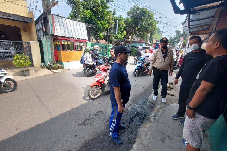 Warga berkumpul di lokasi kejadian kelompok motor membakar kendaraan roda dua di Cimahi.