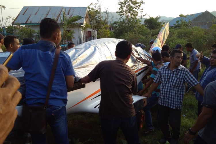Warga ikut membantu mengevakuasi Pesawat Gubernur Aceh Irwandi Yusuf, yang mendarat darurat di kawasan Pantai Lam Awe, Aceh Besar. Pesawat jenis Shark Aro PK S121 ini mengalami kerusakan mesin dalam perjalanan kunjungan kerja Irwandi Ysuf ke sejumlah daerah