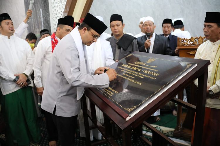 Gubernur DKI Jakarta Anies Baswedan ketika meresmikan Masjid Jami Al-Hidayah di Jalan Kapuk II, Klender, Duren Sawit, Jakarta Timur, Jumat (9/8/2022) siang.