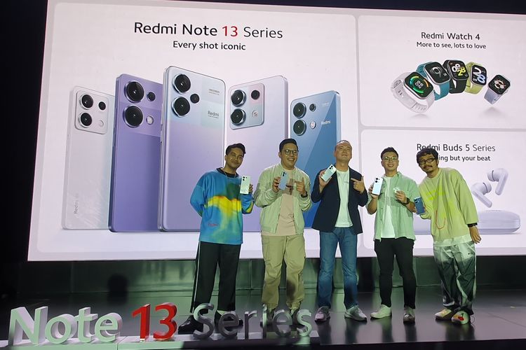 Kiri-kanan: Rendy Tonggo, Product Marketing Manager Xiaomi Indonesia, Country Director Xiaomi Indonesia, Wentao Zhao bersama musisi dan kreator dalam peluncuran Redmi Note 13 series di Jakarta, Rabu (28/2/2024)