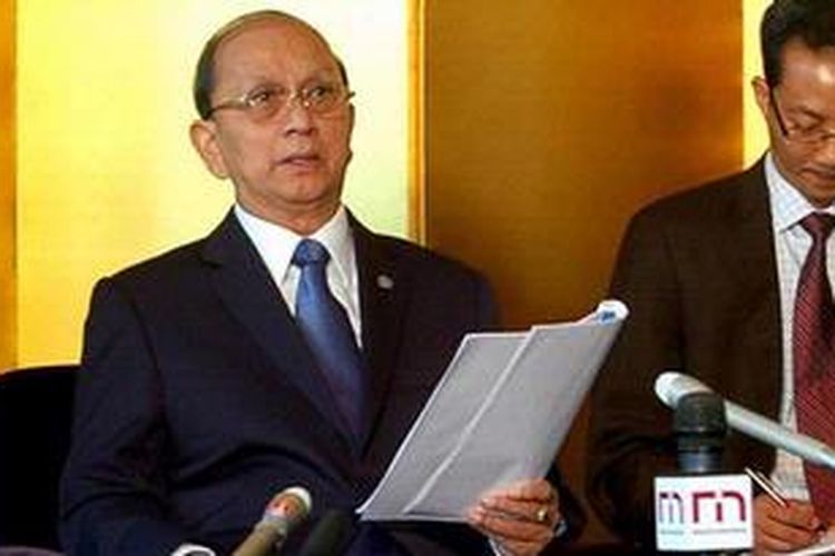 Presiden Myanmar Thein Sein berbicara dalam konferensi pers dalam kunjungan di Tokyo, Jepang, Senin (23/4/2012). Sein mengatakan tidak ada rencana mengubah sumpah jabatan seperti yang dituntut Aung San Suu Kyi. 