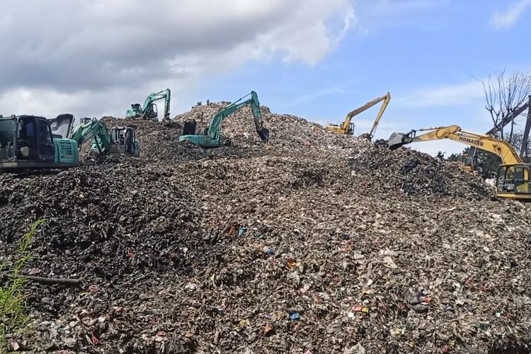 Kondisi gunungan sampah yang semakin tinggi di TPA Cipeucang, Serpong, Tangerang Selatan, Senin (8/12/2025).
